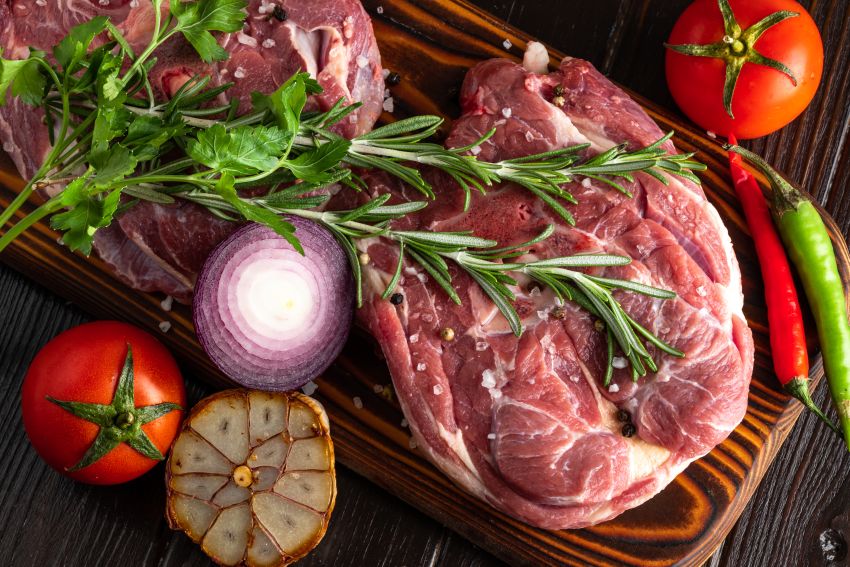 Un șoc pentru buzunare: carnea de miel, la prețuri record înainte de Paște În ajunul sărbătorilor pascale din 2026, românii se confruntă cu prețuri mai mari ca niciodată la carnea de miel