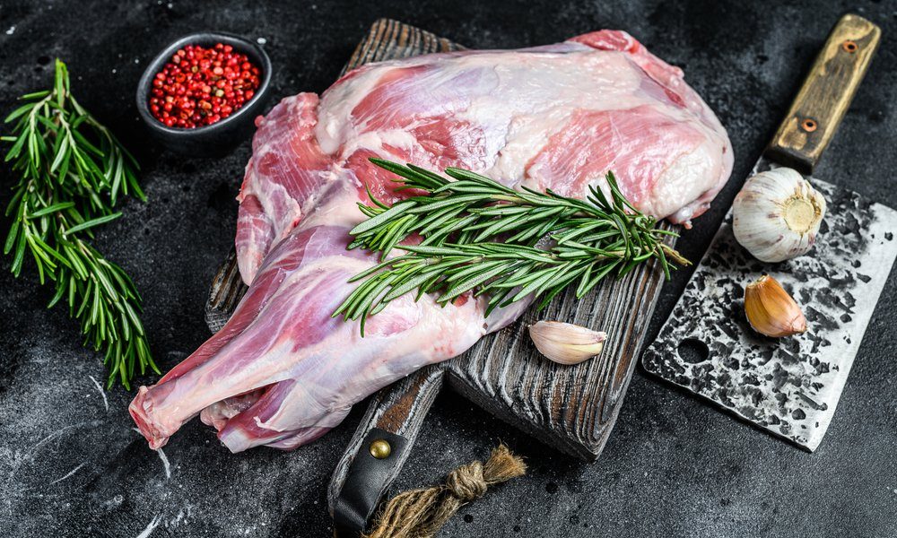 Carnea de miel, o tradiție culinară de Paște, necesită o atenție sporită la alegere pentru a garanta o friptură perfectă