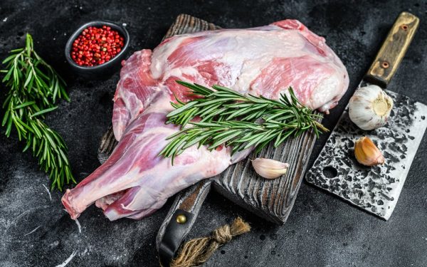 Carnea de miel, o tradiție culinară de Paște, necesită o atenție sporită la alegere pentru a garanta o friptură perfectă