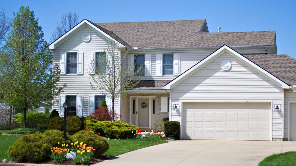 Amenzi GRELE pentru românii cu curți: Primăriile au pornit controale masive