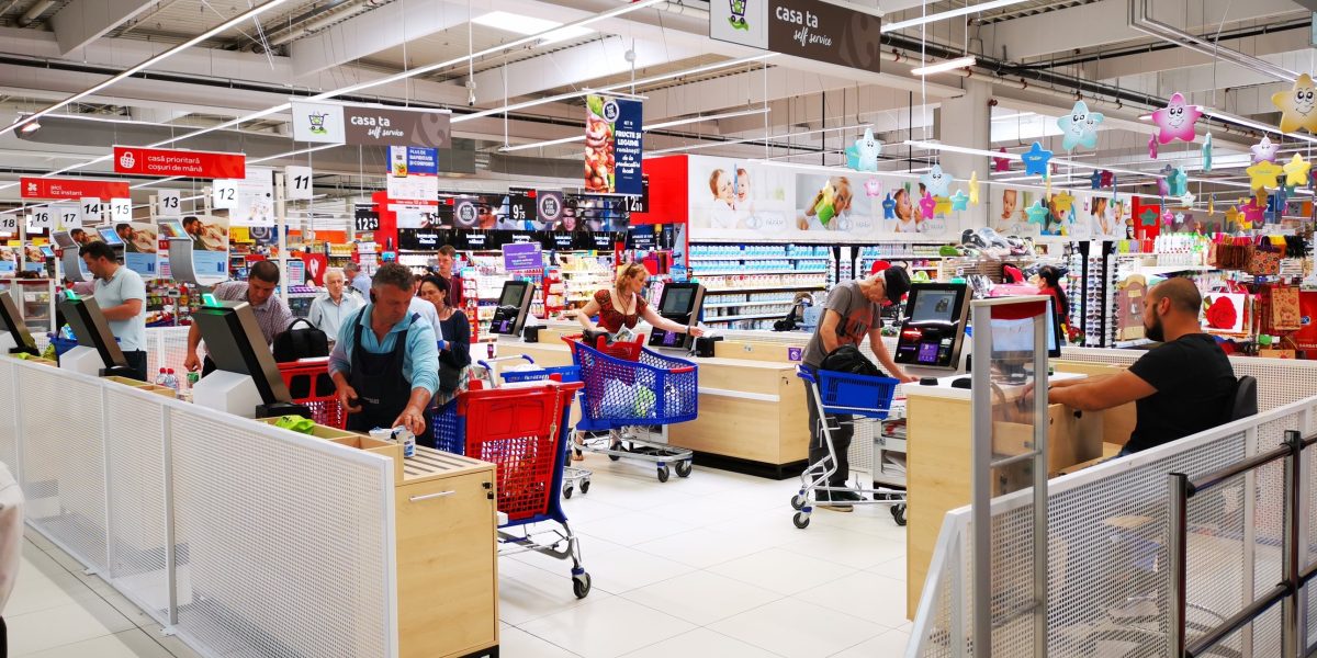 De Paște în 2026, majoritatea lanțurilor de magazine din România și-au anunțat programul special de funcționare, ținând cont de zilele în care retaileriile sunt închise în mod obișnuit