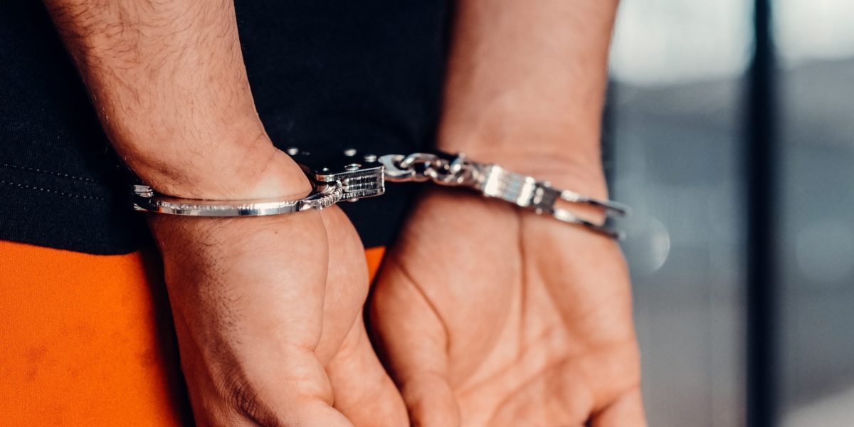 Doi bărbați reținuți în Hârșova pentru distrugere, violare de domiciliu și agresiune Polițiștii din Hârșova au reținut doi bărbați, cu vârstele de 21 și 26 de ani, în urma unui incident ce a avut loc în localitatea Gârliciu