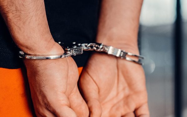 Doi bărbați reținuți în Hârșova pentru distrugere, violare de domiciliu și agresiune Polițiștii din Hârșova au reținut doi bărbați, cu vârstele de 21 și 26 de ani, în urma unui incident ce a avut loc în localitatea Gârliciu