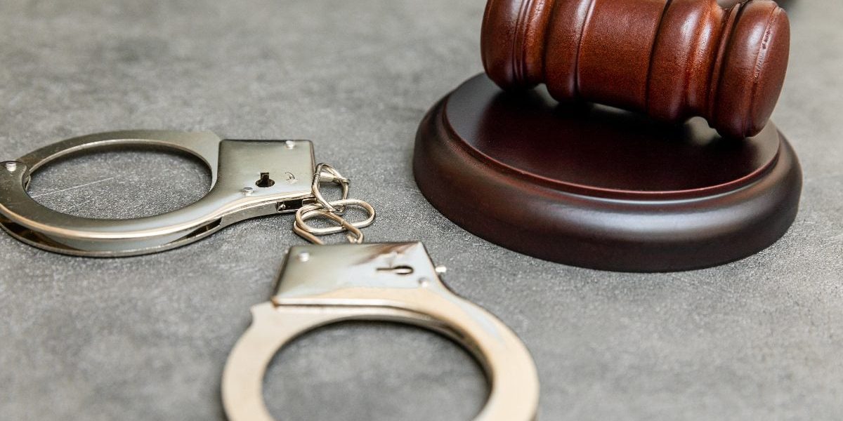 Nouă români și o femeie au „fentat” Poliția din Austria: 1.300 de furturi, 160.000 € prejudiciu