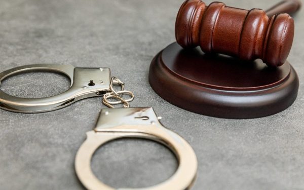 Nouă români și o femeie au „fentat” Poliția din Austria: 1.300 de furturi, 160.000 € prejudiciu