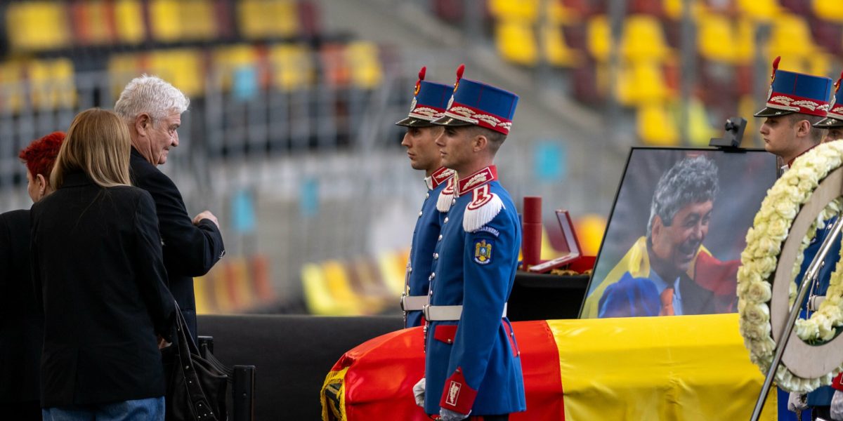 Ioan Andone, Omul de Fier al fotbalului românesc, a fost prezent la priveghiul lui Mircea Lucescu Ioan Andone, fostul fundaș emblemă al echipelor Dinamo și Corvinul, a fost prezent miercuri seara la Arena Națională, pentru a aduce un ultim omagiu legendarului antrenor Mircea Lucescu