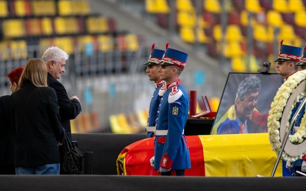 Ioan Andone, Omul de Fier al fotbalului românesc, a fost prezent la priveghiul lui Mircea Lucescu Ioan Andone, fostul fundaș emblemă al echipelor Dinamo și Corvinul, a fost prezent miercuri seara la Arena Națională, pentru a aduce un ultim omagiu legendarului antrenor Mircea Lucescu