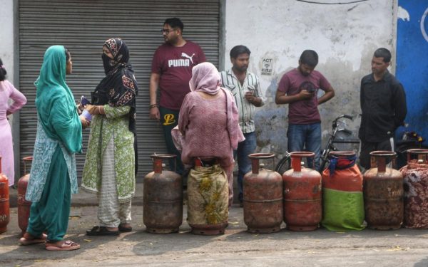 Blocarea Strâmtorii Ormuz a dus la o penurie acută de GPL în India, provocând cozi lungi la magazinele de carburanți și o criză de resurse pentru consumatorii obișnuiți