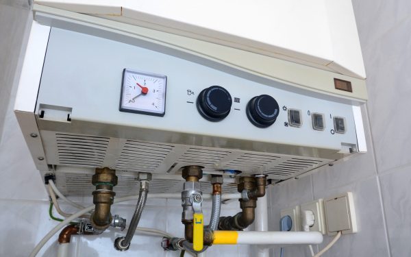 Orașe din România interzic centralele de apartament. Garda de Mediu: Decizia e la primării