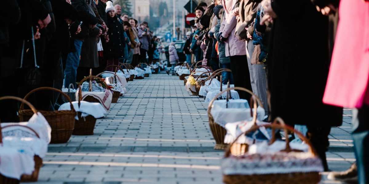 Ceremonia de sfințire a bucatelor de Paște, desfășurată duminică în centrul Miercurea-Ciuc, a reunit mii de oameni, fiind considerată cel mai mare eveniment de acest gen din Bazinul Carpatic