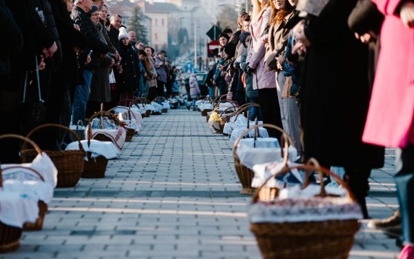 Ceremonia de sfințire a bucatelor de Paște, desfășurată duminică în centrul Miercurea-Ciuc, a reunit mii de oameni, fiind considerată cel mai mare eveniment de acest gen din Bazinul Carpatic