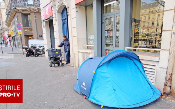 Un fost cerșetor rămâne la locul inițial de pe trotuar, după ce a fost Angajat de conducerea unui magazin din Franța Un bărbat care mai bine de șase luni cerșea zilnic la același loc a fost recent angajat de conducerea unui magazin din orașul francez La Depeche, într-o mișcare considerată o inițiativă de integrare socială și sprijin pentru persoanele aflate în situații dificile