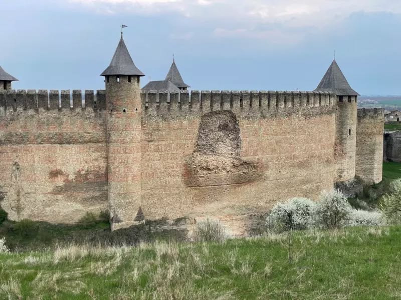 Zid din Cetatea Hotin, simbol Ștefan cel Mare, s-a prăbușit în Ucraina