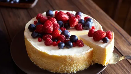Rețeta de cheesecake cu căpșuni, vedeta meselor în familie