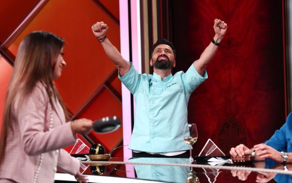 Audiență record pentru „Chefi la cuțite” la Antena 1, în timp ce competiția continuă cu tensiune la maxim Ieri seară, „Chefi la cuțite” a confirmat din nou poziția de lider în preferințele publicului român, în ciuda competiției acerbe din piață