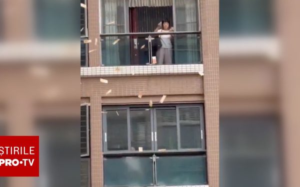 Femeie furioasă aruncă 160.000 de dolari de la balcon, după cearta cu soțul. VIDEO