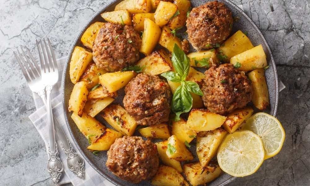 Chiftele grecești ca la mama acasă: Rețeta la cuptor care te dă pe spate!