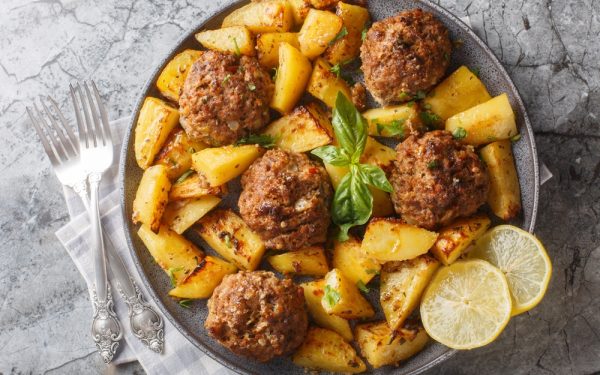 Chiftele grecești ca la mama acasă: Rețeta la cuptor care te dă pe spate!