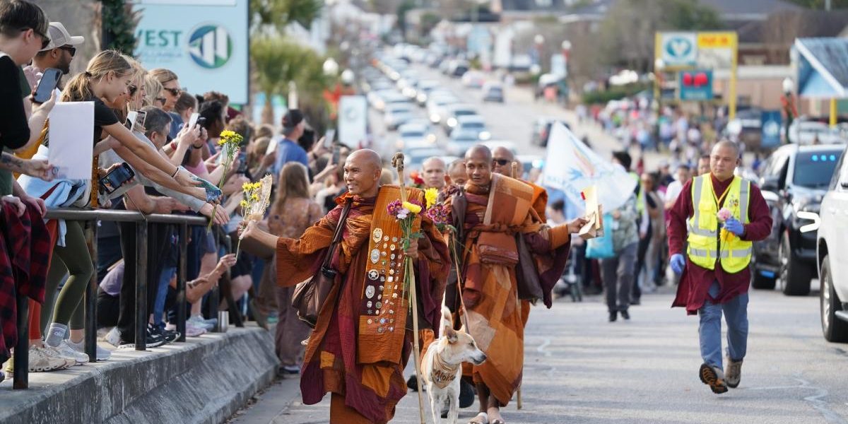 Buddhiștii din SUA, cu un cățel vedetă, au pornit Marșul Păcii în SRI Lanka