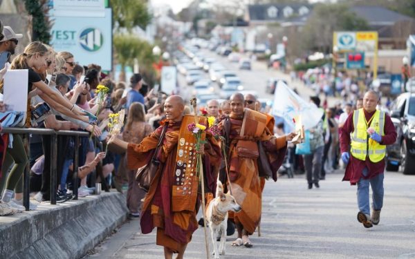 Buddhiștii din SUA, cu un cățel vedetă, au pornit Marșul Păcii în SRI Lanka