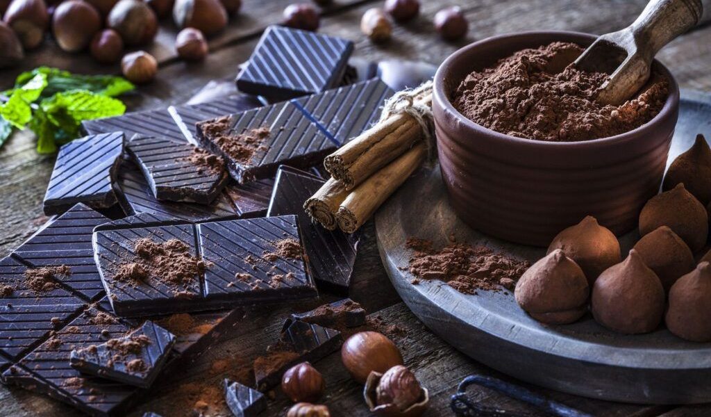 Ciocolata neagră cu un conținut de 90% cacao este de multe ori considerată cea mai sănătoasă opțiune în rândul deserturilor