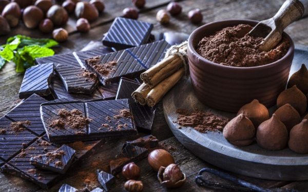 Ciocolata neagră cu un conținut de 90% cacao este de multe ori considerată cea mai sănătoasă opțiune în rândul deserturilor