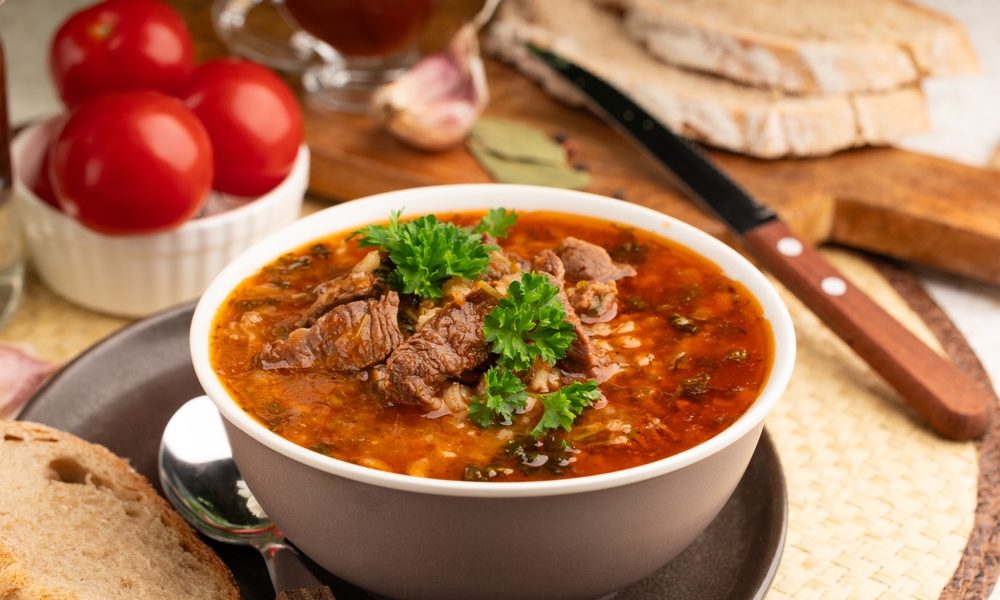 Ciorbă de miel ca la mama acasă: Rețetă tradițională pentru un deliciu gustos