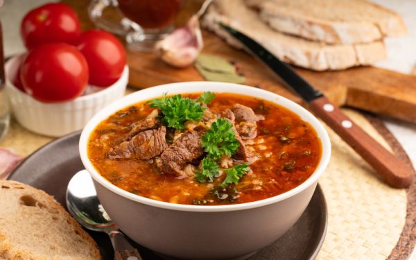 Ciorbă de miel ca la mama acasă: Rețetă tradițională pentru un deliciu gustos