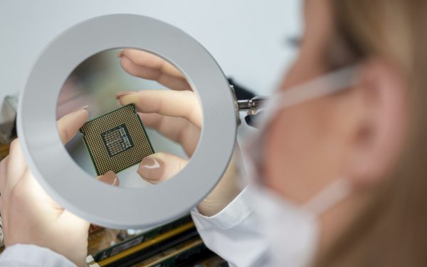 Cercetătorii din domeniul tehnologiei au dezvoltat un sistem inovator de comunicație optică fără fir, care promite să ofere viteze mult mai mari și o eficiență energetică superioară celor actuale rețele Wi-Fi și celulare