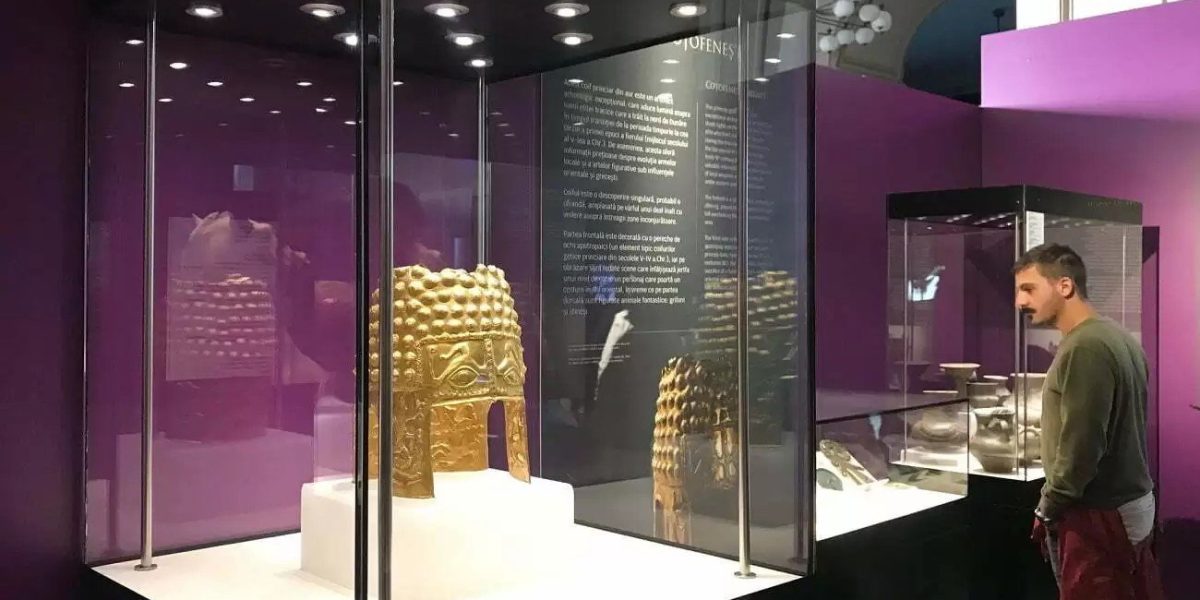 Comorile dacice furate din Olanda se întorc acasă, după un an de tensiune și negocieri Recuperarea artefactelor dacice din tezaurul furat de la Muzeul Drents din Assen reprezintă un moment crucial pentru cultura românească, dar și pentru eforturile internaționale de recuperare a relicvelor istorice