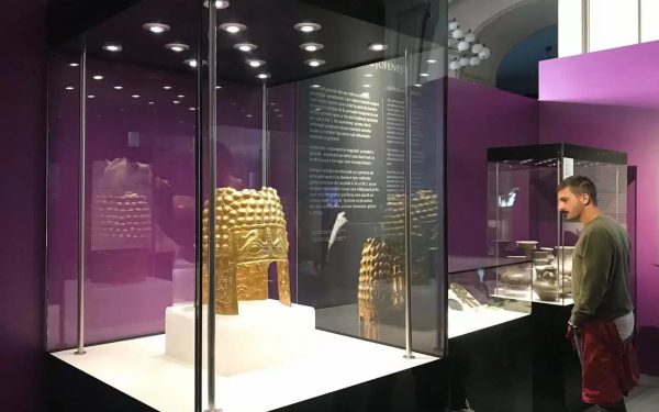 Comorile dacice furate din Olanda se întorc acasă, după un an de tensiune și negocieri Recuperarea artefactelor dacice din tezaurul furat de la Muzeul Drents din Assen reprezintă un moment crucial pentru cultura românească, dar și pentru eforturile internaționale de recuperare a relicvelor istorice