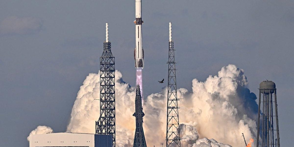 Blue Origin dă lovitura: Racheta cu motor reutilizabil, lansată pentru prima dată