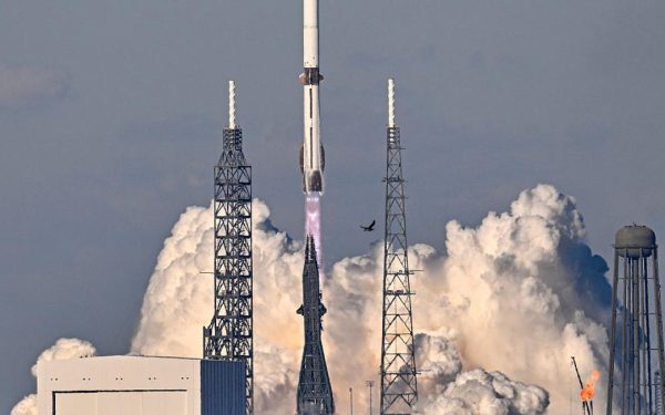 Blue Origin dă lovitura: Racheta cu motor reutilizabil, lansată pentru prima dată