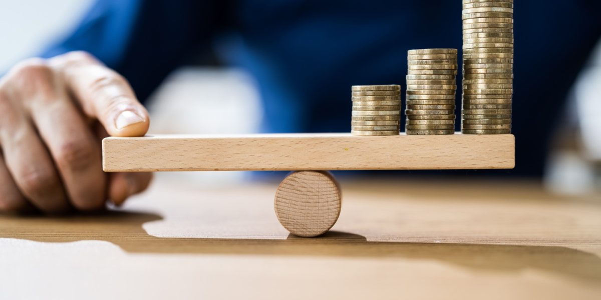 Inflația roade economia: Firmele înghit pierderi, românii reduc consumul