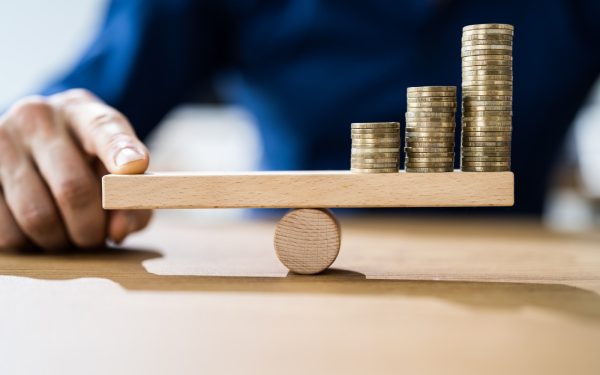 Inflația roade economia: Firmele înghit pierderi, românii reduc consumul
