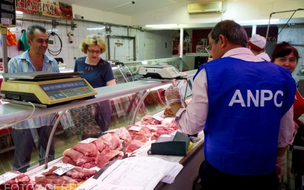Agenții Poliției Capitalei au aplicat amenzi în valoare de aproximativ 12.000 de euro comercianților din Sectorul 2 al Bucureștiului, în urma unei „razii alimentare” desfășurate recent