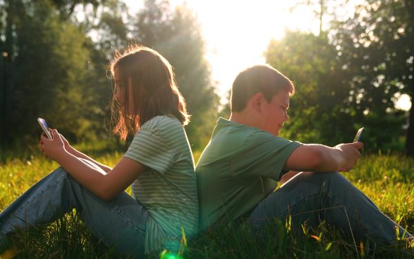 Autoritățile din domeniul sănătății și educației din România recomandă ca pentru copiii sub vârsta de cinci ani timpul petrecut în fața ecranelor să nu depășească o oră pe zi