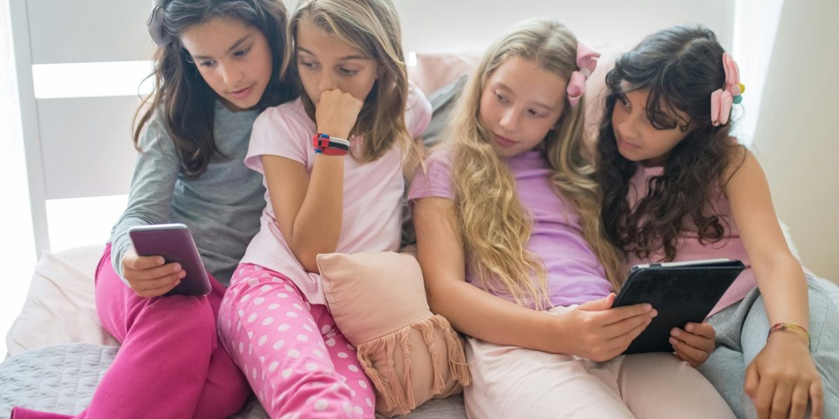 UE vrea să interzică rețelele sociale pentru minori. Macron convoacă liderii