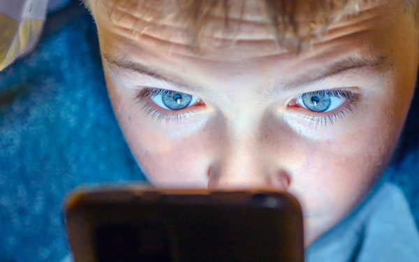 Noua prăpastie digitală: Copiii, experți în AI. Părinții, depășiți