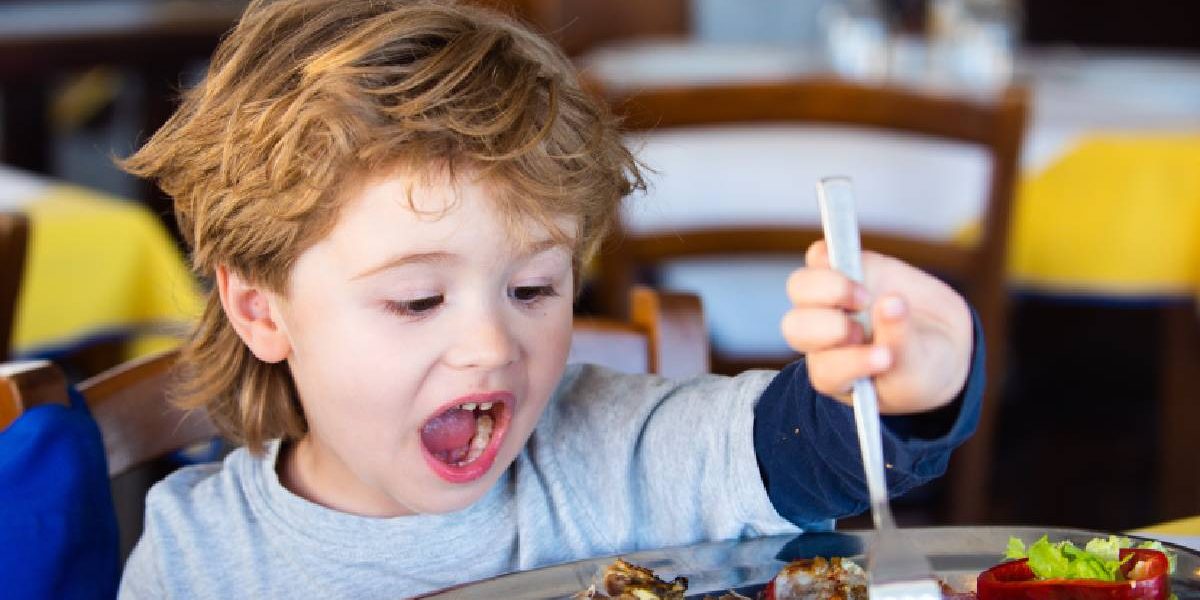 De ce micuții refuză mâncarea: Nu e moft, ci un secret biologic