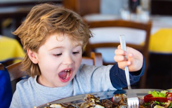 De ce micuții refuză mâncarea: Nu e moft, ci un secret biologic