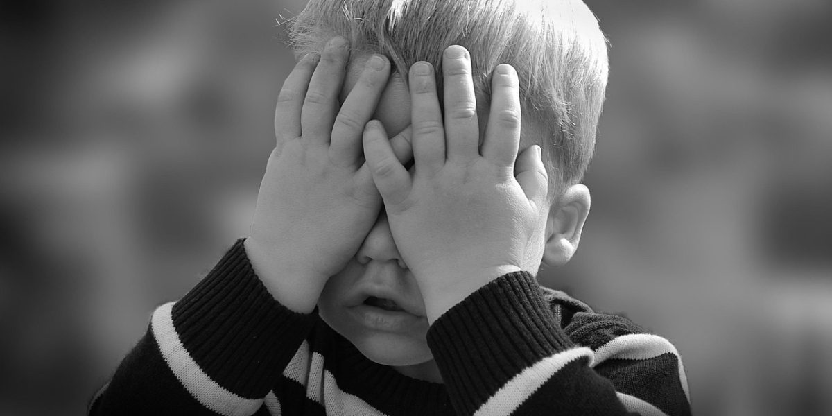 Pompierul-erou salvează un copil de 2 ani înecat într-un magazin