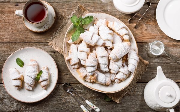 Cornulețe fragede, ispititoare: Rețeta SECRETĂ cu cremă de brânză!