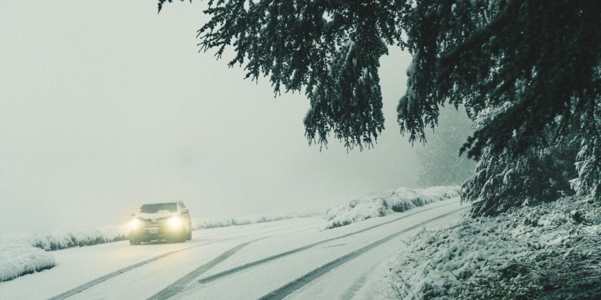 Ninsoarea blochează DN 18 prin Pasul Prislop: Drumul dintre Maramureș și Suceava, sub zăpadă Traficul rutier pe Drumul Național 18, care străbate Pasul Prislop la altitudinea de 1.400 de metri, este afectat semnificativ de căderile de zăpadă din ultimele ore
