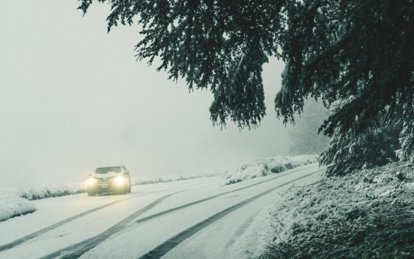 Ninsoarea blochează DN 18 prin Pasul Prislop: Drumul dintre Maramureș și Suceava, sub zăpadă Traficul rutier pe Drumul Național 18, care străbate Pasul Prislop la altitudinea de 1.400 de metri, este afectat semnificativ de căderile de zăpadă din ultimele ore