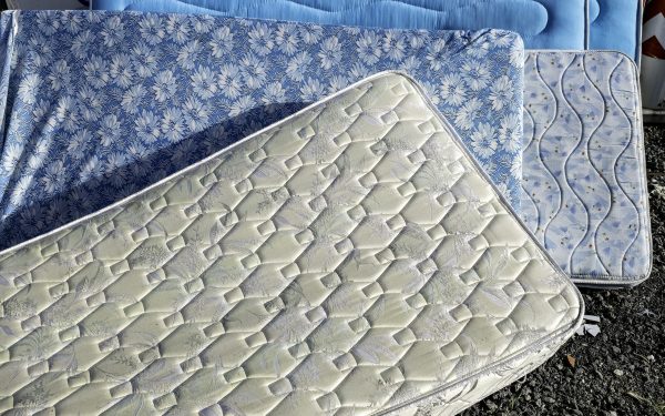 Curățarea saltelei: De ce e vitală și cum scapi de mizerie