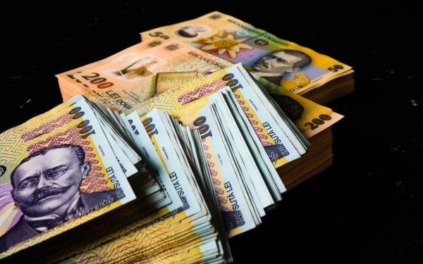 Bugetarii, reforma salarială: Manole anunță un minim de 4.000 lei brut