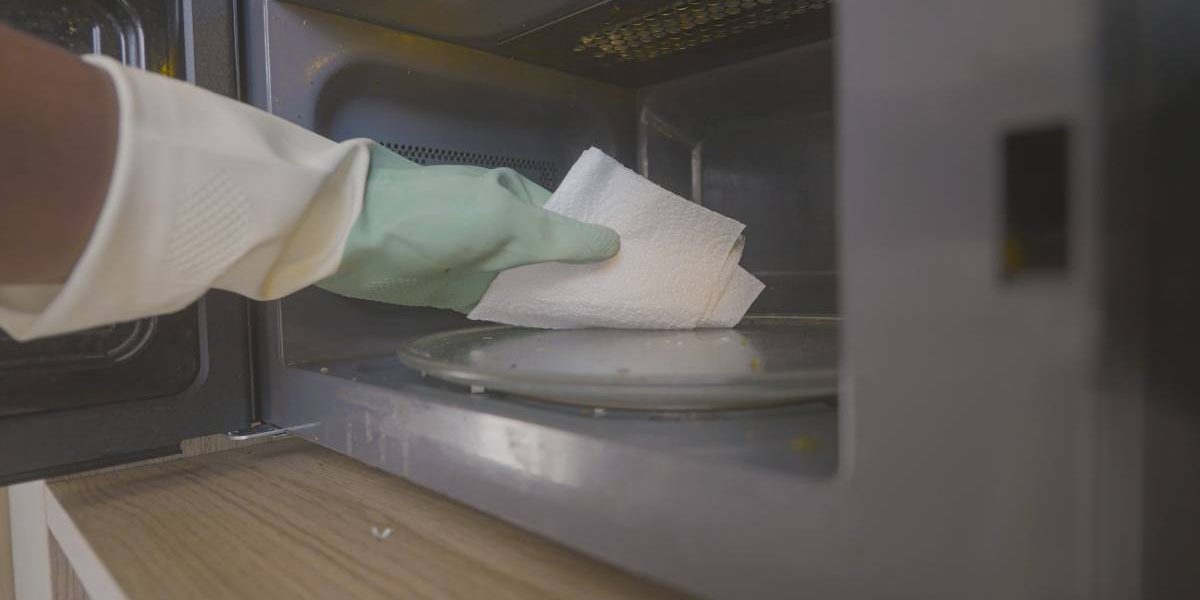 Curățenia rapidă a cuptorului cu microunde: trucul simplu care învinge murdăria Ai observat vreodată că interiorul cuptorului cu microunde devine rapid un adevărat câmp de luptă, plin de stropi de mâncare uscată și pete încăpățânate? Ei bine, vestea bună este că nu trebuie să te înarmezi cu o armată de produse de curățare agresive și ore întregi de frecat