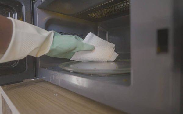 Curățenia rapidă a cuptorului cu microunde: trucul simplu care învinge murdăria Ai observat vreodată că interiorul cuptorului cu microunde devine rapid un adevărat câmp de luptă, plin de stropi de mâncare uscată și pete încăpățânate? Ei bine, vestea bună este că nu trebuie să te înarmezi cu o armată de produse de curățare agresive și ore întregi de frecat