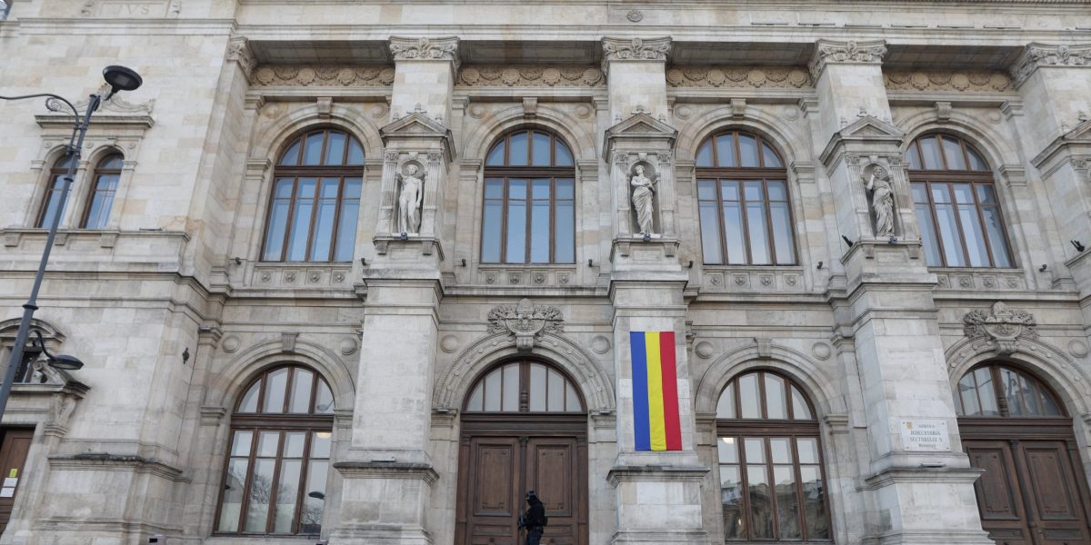 Curtea de Apel București a suspendat decizia CNA privind retragerea licenței Realitatea Plus Curtea de Apel București a suspendat, miercuri, decizia Consiliului Național al Audiovizualului (CNA) de retragere a licenței postului Realitatea Plus